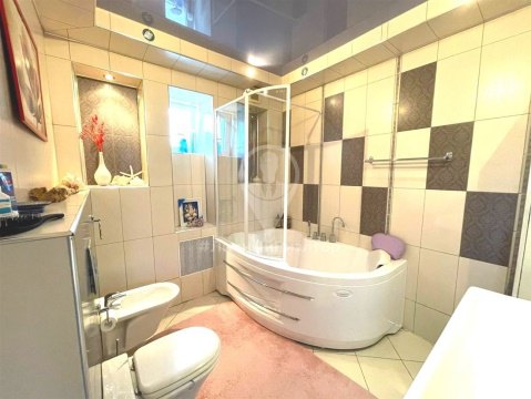 Дом 165м², участок 9 сот.
